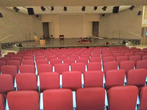 auditorio (Sala A) con las butacas rojas y el escenario