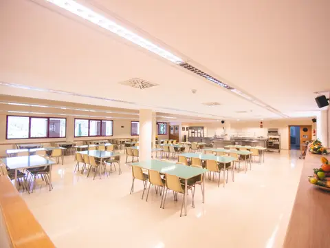 comedor grande con las mesas y sillas puestas