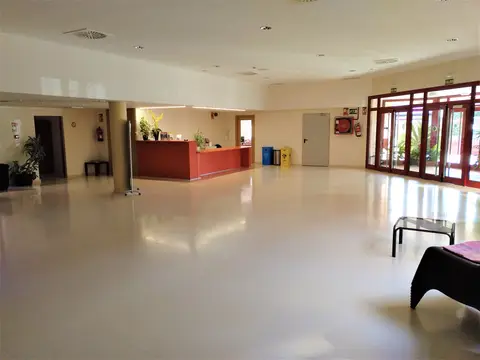 vestíbulo de entrada con el mostrador de recepción