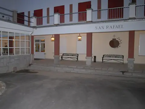 exterior del centro: fachada del edificio San Rafael con la galería acristalada y el patio delantero