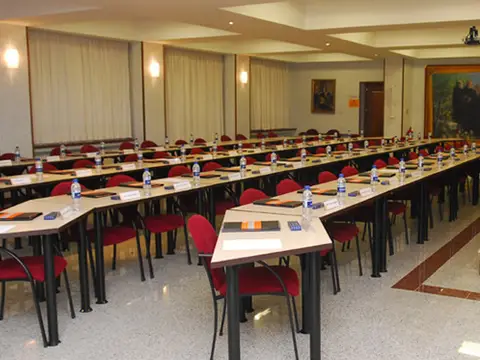 sala de conferencias grande con mesas y sillas en filas