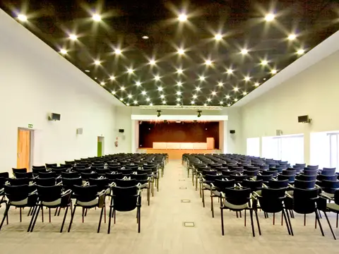 auditorio con las butacas en filas y el escenario al fondo