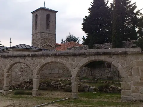 conjunto del monasterio de San Julián y San Antonio desde el atrio porticado