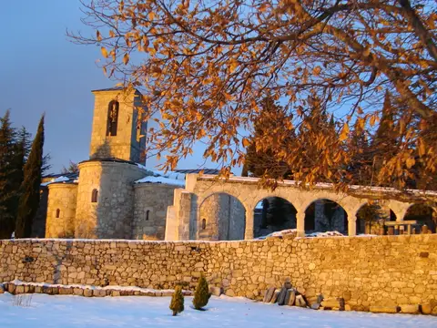 la iglesia y el atrio del convento al atardecer, con nieve