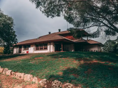 la casa familiar, la construcción antigua de la finca, vista desde el prado entre encinas