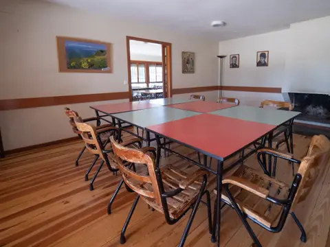 sala de reuniones con la mesa grande y las sillas