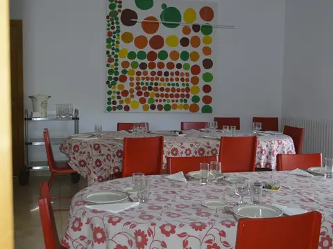 comedor con la mesa puesta y las sillas rojas