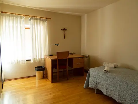 habitación individual con escritorio y cama