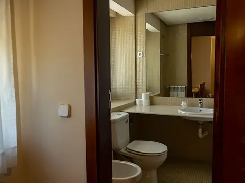 cuarto de baño completo de una de las habitaciones