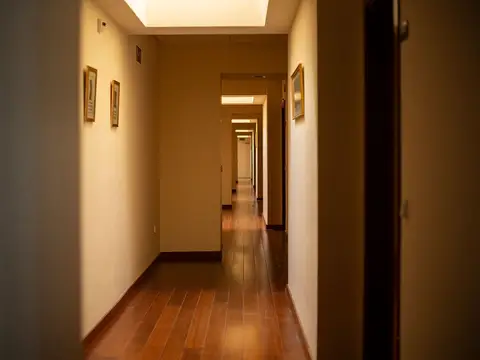 pasillo del alojamiento, con el suelo de madera