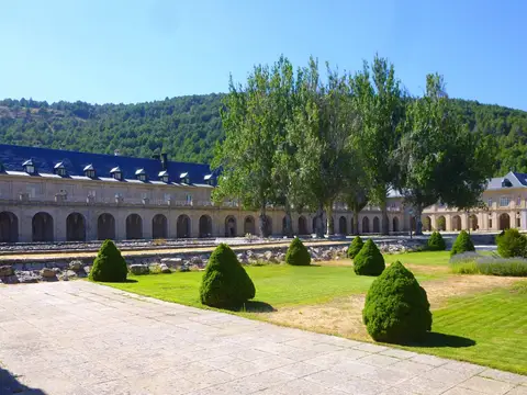 el claustro de la abadía y la hospedería desde el jardín, con la sierra detrás