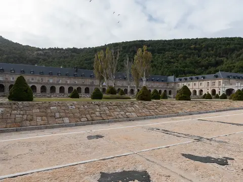 el edificio de la hospedería con sus arquerías y los jardines delanteros