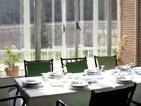comedor del restaurante de la hospedería junto a los ventanales