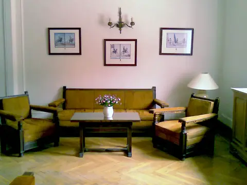sala de estar de la hospedería, con sofás y butacas