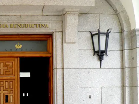 portada de acceso a la abadía benedictina, con el rótulo grabado en la piedra