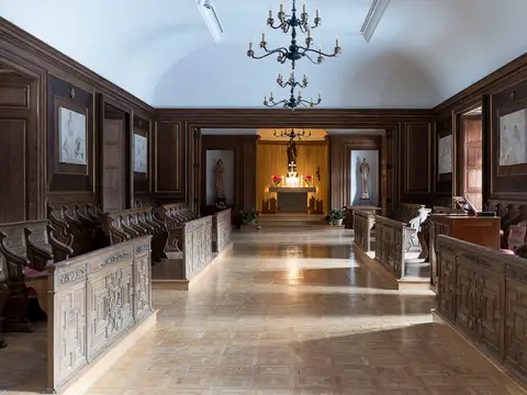 sala capitular del monasterio, con la sillería de madera y las lápidas