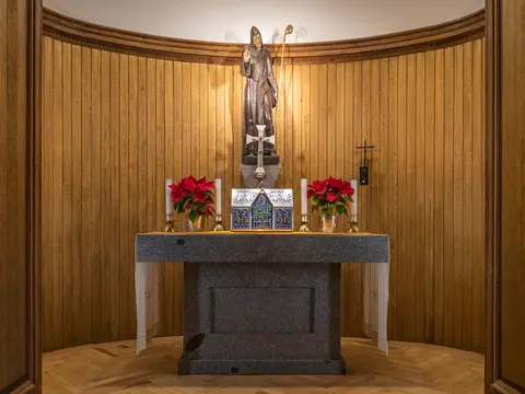 oratorio de madera con el altar y la imagen