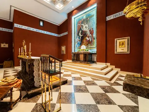 oratorio de la casa, con el altar y el retablo
