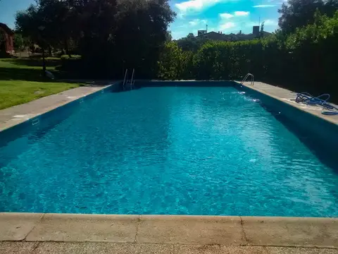 piscina exterior de la finca rodeada de arbolado