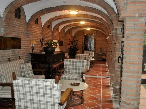 sala de estar en la galería, con sillones y mesas bajas