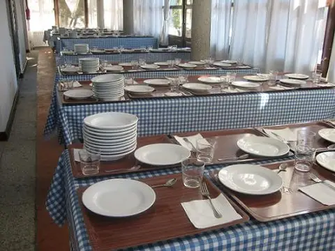 comedor con las mesas puestas y manteles de cuadros