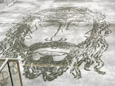 cancha de baloncesto del noviciado nevada, con la imagen de Jesús hecha con pisadas por los novicios (enero de 2026)