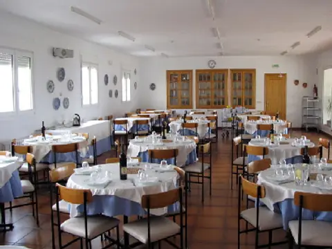 comedor con las mesas redondas puestas
