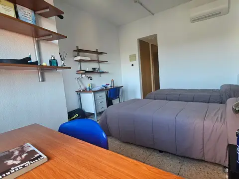 habitación doble con dos camas y zona de estudio