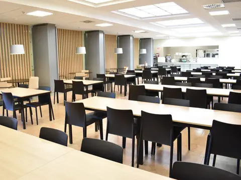 comedor de la residencia, con las mesas y el office al fondo
