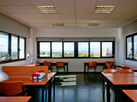 sala de estudio con los ventanales y vistas a la sierra