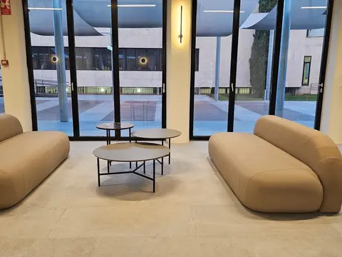sala común «Ágora», con sofás y el ventanal al patio