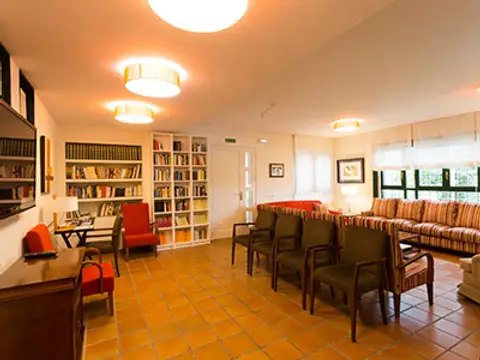 sala de lectura con la librería y las butacas