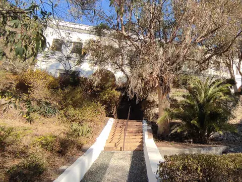 fachada y escalinata del jardín