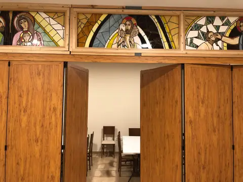vidrieras / acceso al comedor