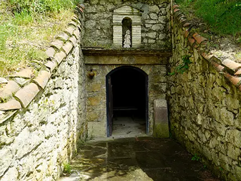 entorno (fuente/gruta anexa)