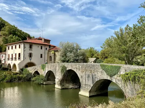 la basílica de la Trinidad de Arre con el albergue y el puente medieval sobre el río Ultzama