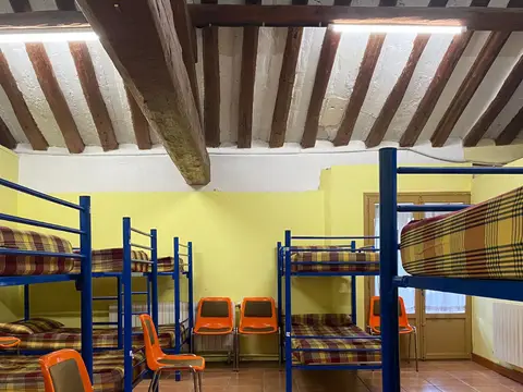 dormitorio con literas bajo el techo de vigas