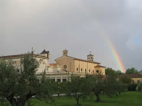fachada (con arcoiris)