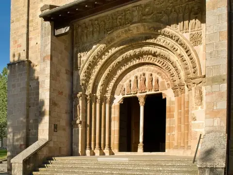 fachada (portada de la iglesia)