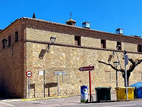 fachada (vista lateral desde la calle)