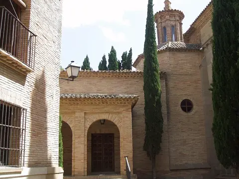 iglesia (torre y portada)