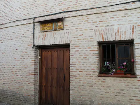 puerta del albergue parroquial
