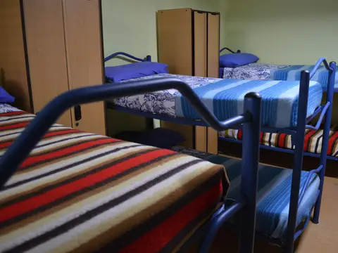dormitorio de literas del albergue