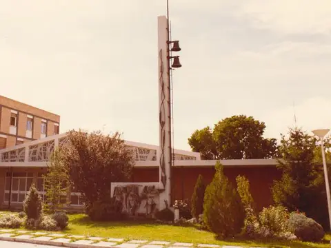 el edificio desde el jardin