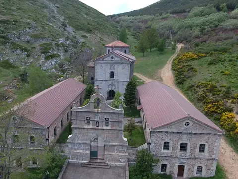 conjunto del santuario con los dos edificios de hospederia