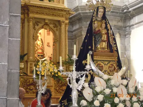interior del templo, retablo con la imagen