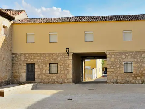 edificio de la hospederia en el compas del monasterio