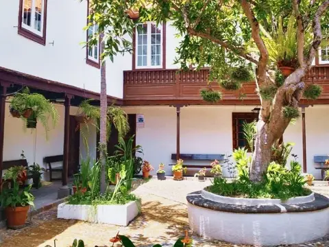 patio señorial de la casona con el balcón canario