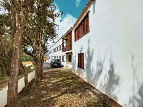 fachada lateral y acceso a la casa