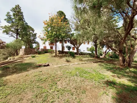 jardines de la finca con el edificio al fondo